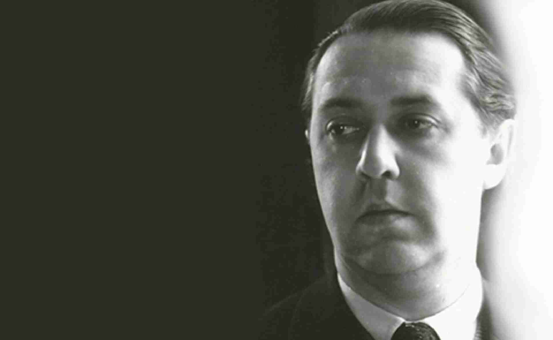 Sándor Márai se je rodil leta 1900 v plemiški družini. Mladost je preživel v Frankfurtu, Berlinu in Parizu. Delal je kot novinar in pisal tudi v nemščini. Po vrnitvi v Budimpešto je za svoj ustvarjalni jezik spet izbral madžarščino.
