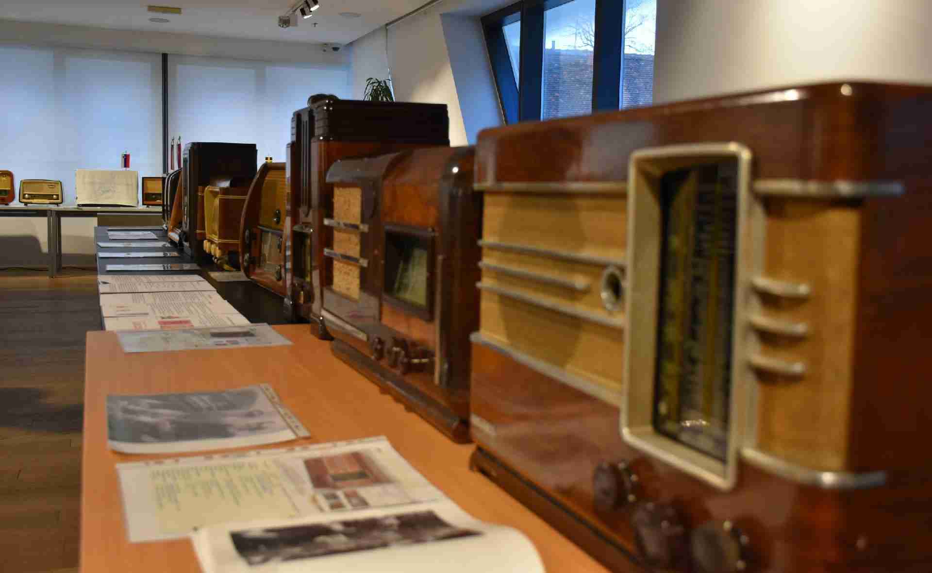 Otvorena izložba starih vintage radija