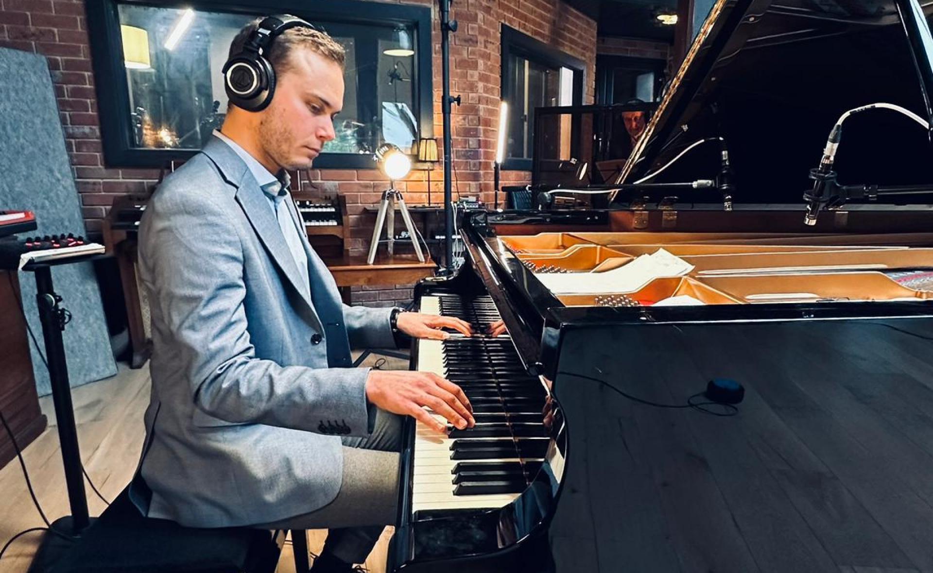 Mátyás Gayer jazz pianist