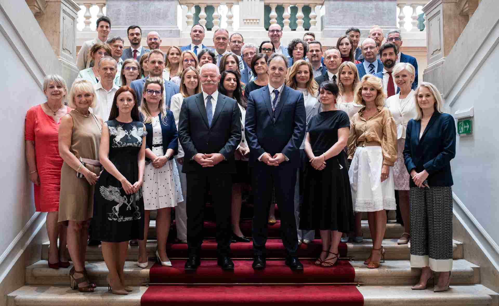 Csák János kulturális és innovációs miniszter a 26 intézet vezetőjével és a kulturális attasékkal