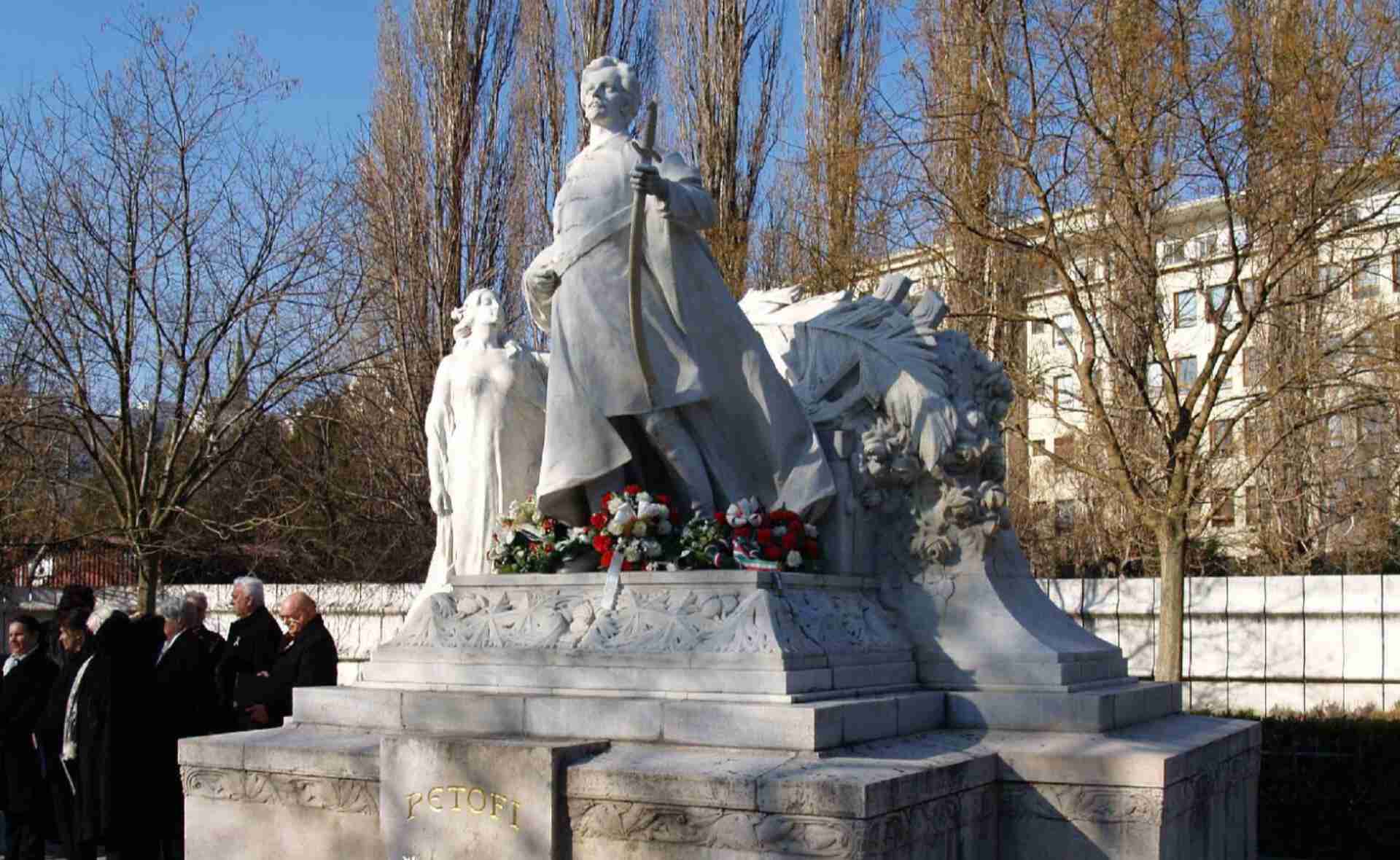 Petőfi Sándor szobra a pozsonyi Medikus-kertben