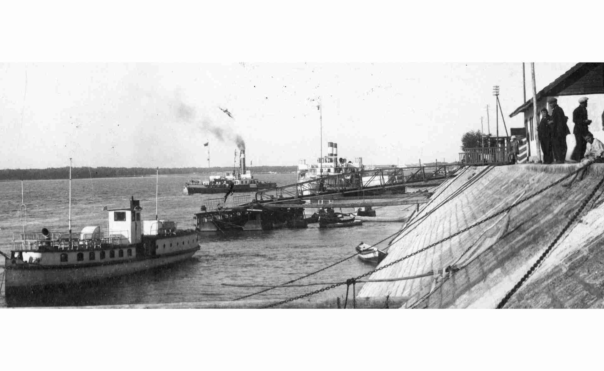 Rusze 1937, Az MFTR ERZSÉBET KIRÁLYNÉ (1896) gőzhajó Rusze kikötőjében hátul.