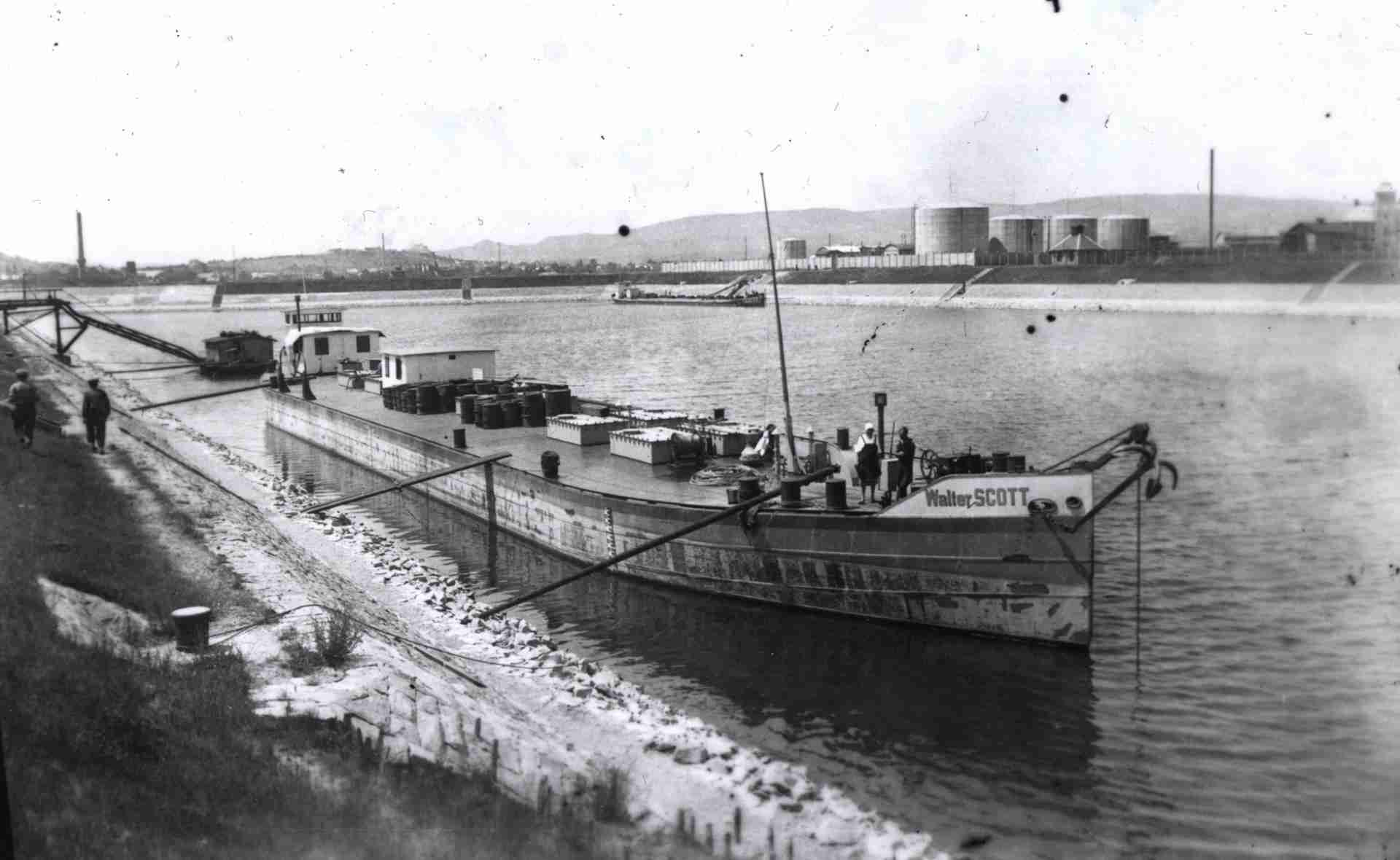 Csepeli petróleumkikötő 1938, Az ADT WALTER SCOTT nevű tankuszálya.