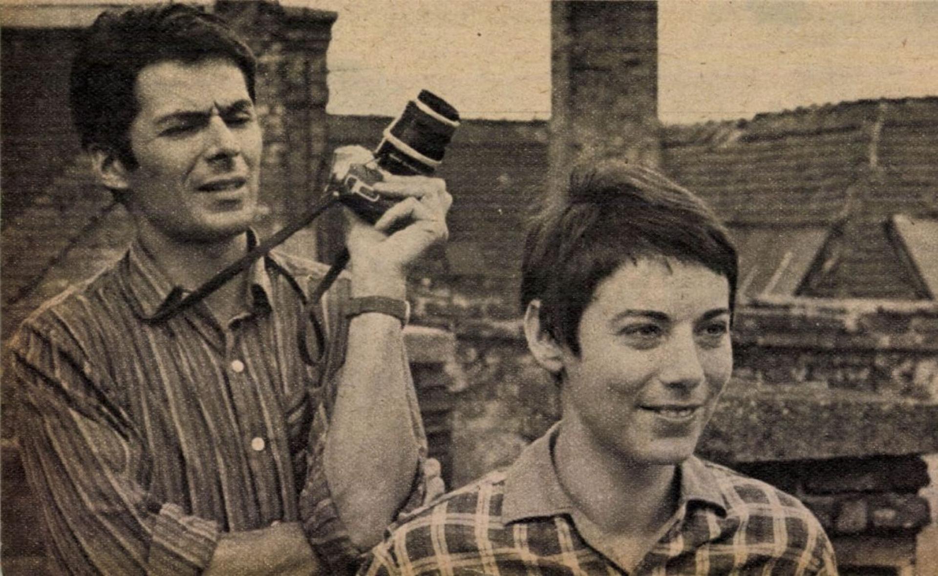 Elek Judit és Ragályi Elemér terepszemlét tart a Néphadsereg utca 3. tetején. Film Színház Muzsika 1968/31.