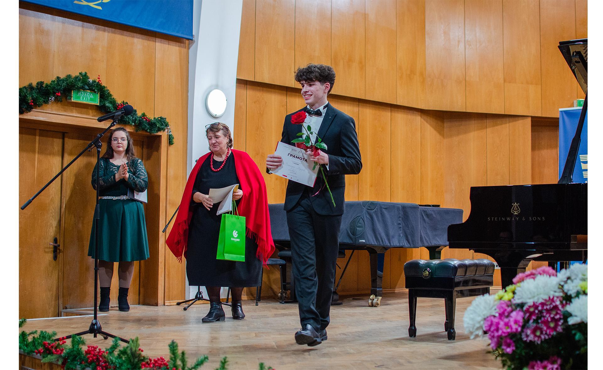 Bozsidar Lazarov, III./I. díj, Liszt-különdíj, koncertlehetőség