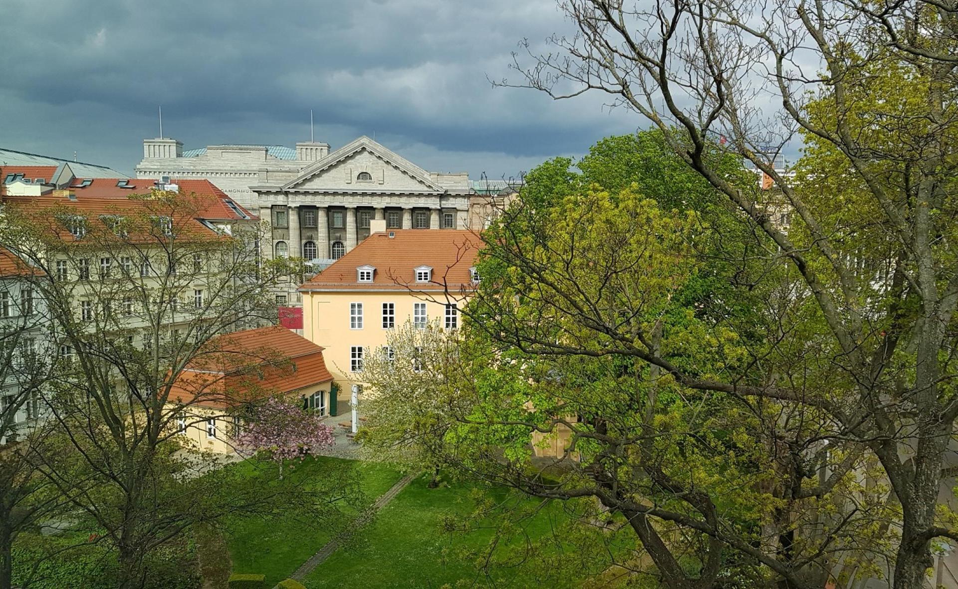 Blick aus dem CHB: Das Magnus-Haus und sein Garten, im Hintergrund das Pergamonmuseum