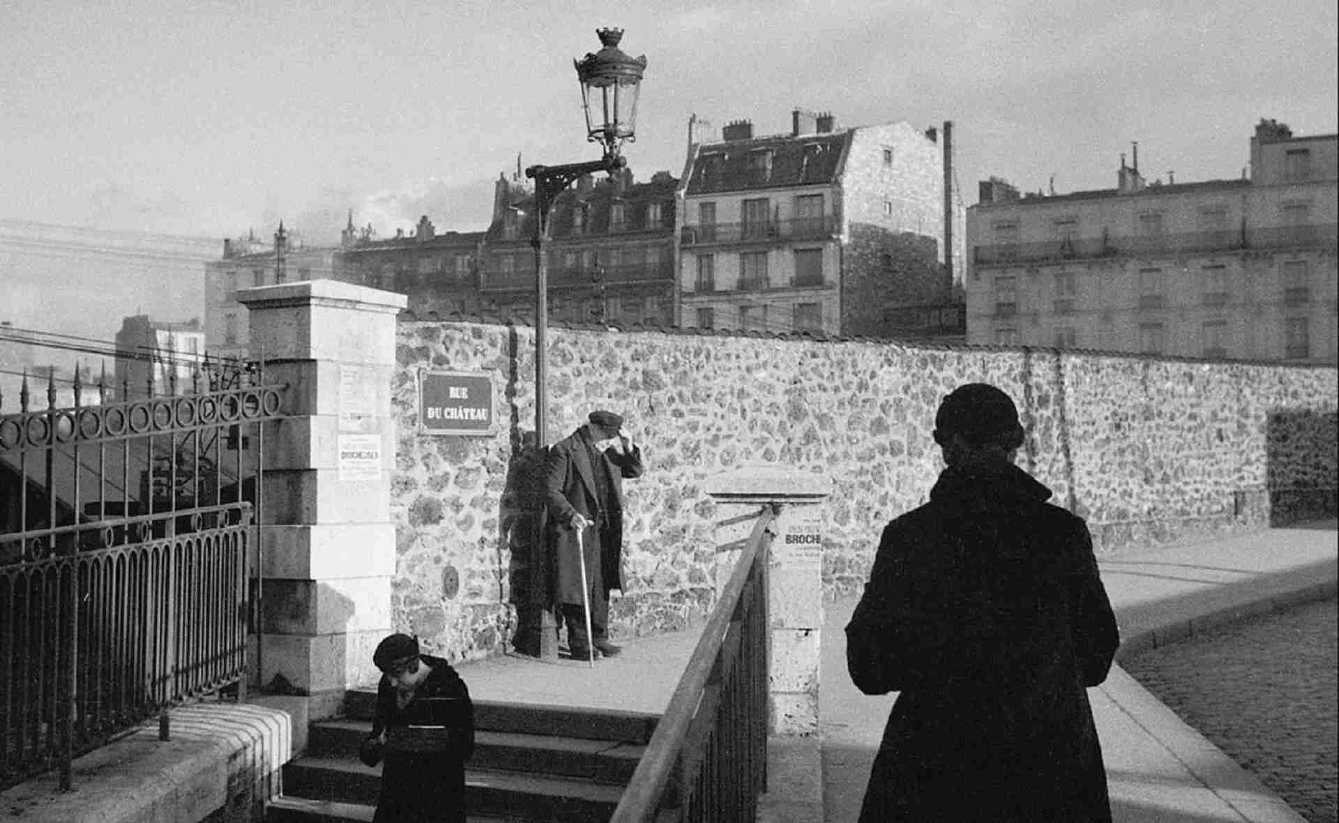 André Kertész Rue du Château, Paris, vers 1934. © Donation André Kertész, Ministère de la Culture, Médiathèque de l’architecture et du patrimoine, diff. RMN-GP