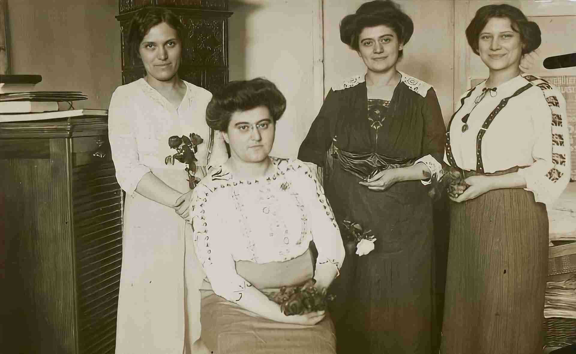 Paula Pogány, Rosika Schwimmer, Franciska Schwimmer und Jane Dirnfield (von li. n. re.), Budapest 1913 Stimmrechtskongress, New York Public Library