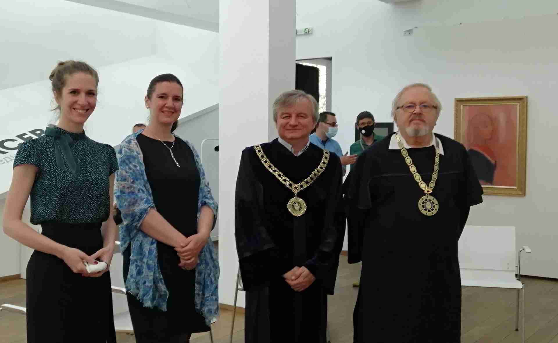 От ляво надясно: Сандра Мишкеди, директор на Унгарския културен институт, Н.Пр. Текла Харангозо, посланик на Унгария в България, Пламен Дойнов, ректор на НБУ, Дьорд Сонди