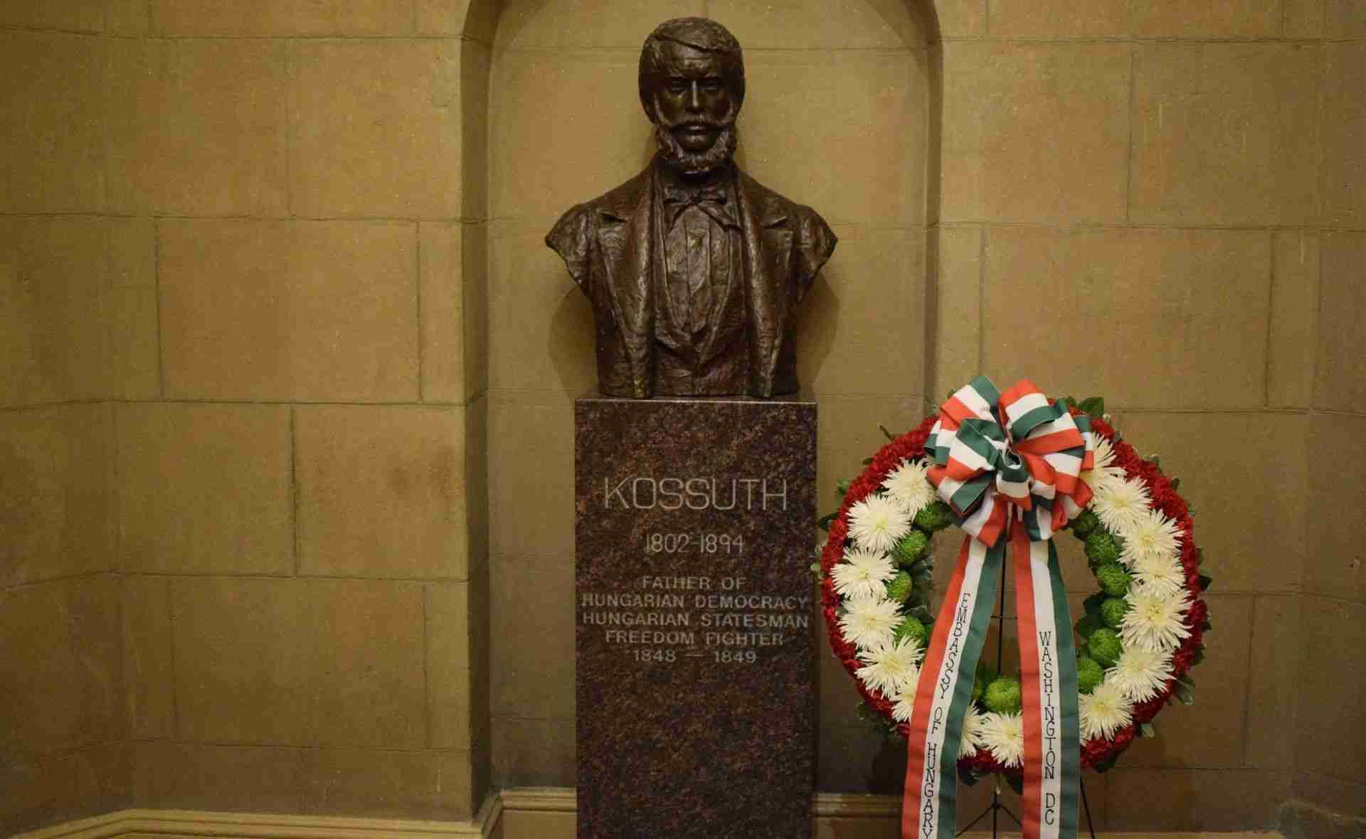 Kossuth mellszobra egyike a Capitoliumban található két nem-amerikai állampolgárokat ábrázoló mellszobornak. A talapzaton ez áll: "Louis Kossuth, a magyar demokrácia atyja".