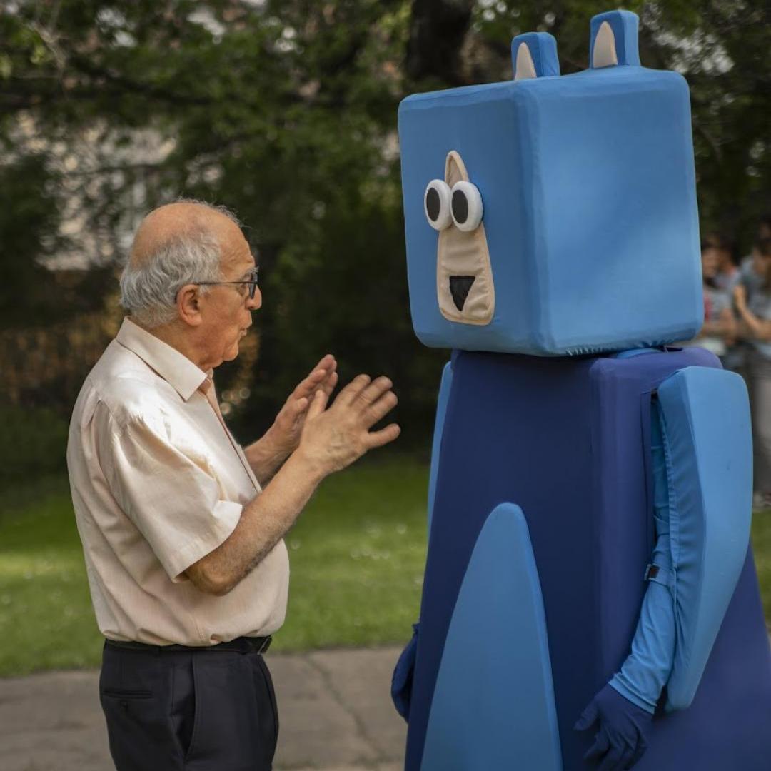 István Lénárt explains spherical geometry to the mascot of Medve Matek.