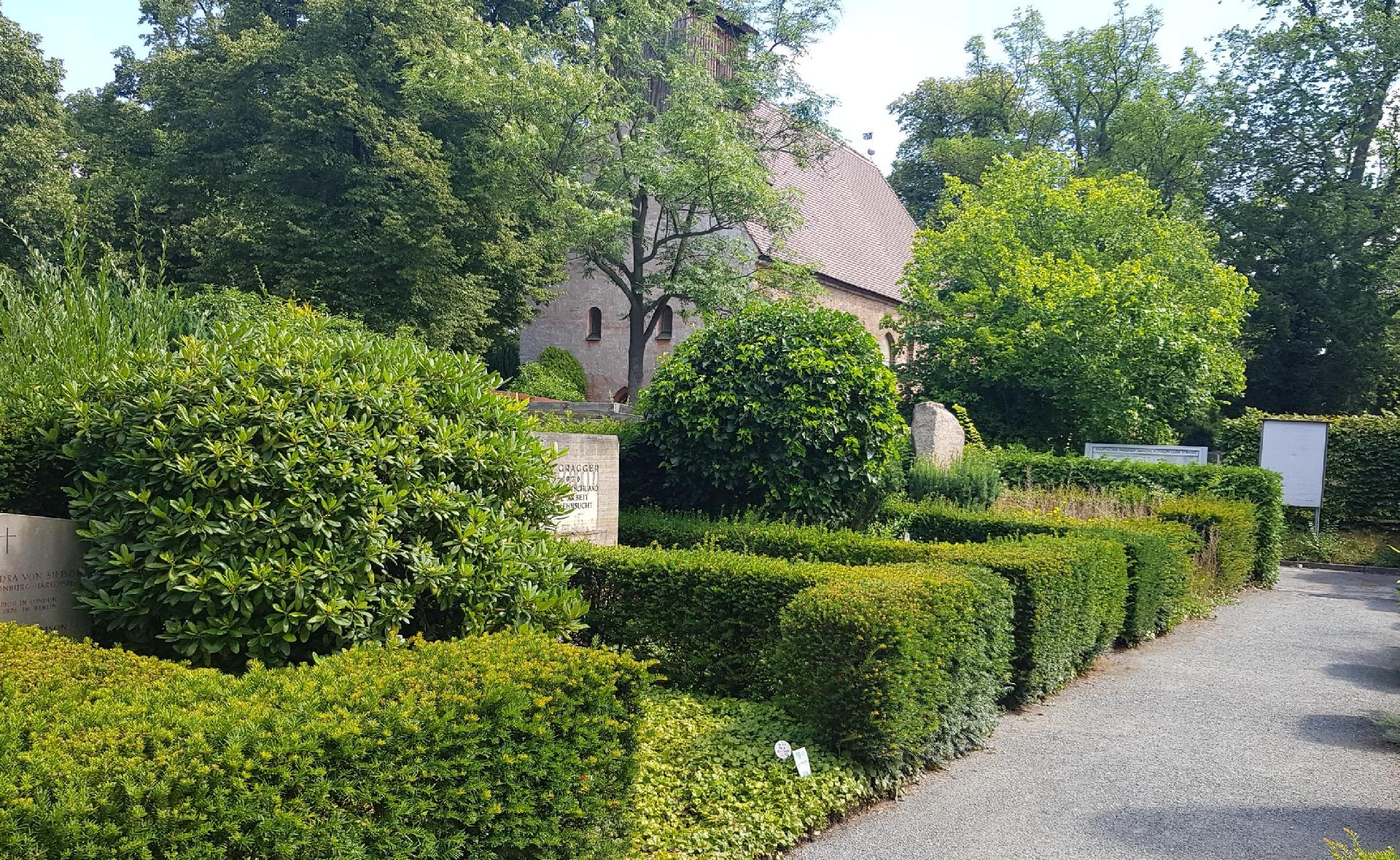 Die letzte Ruhestätte Graggers im Friedhof Dahlem-Dorf mit der St.-Annen-Kirche im Hintergrund.