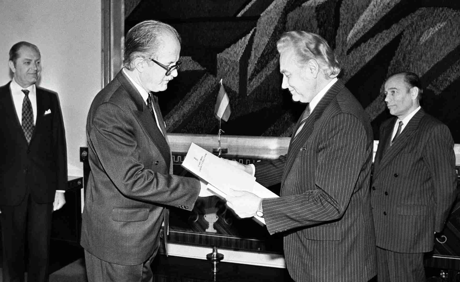 Ungari suursaadik Béla Jávorszky (vasakul) üle andmas volikirja Eesti Vabariigi Ülemnõukogu esimees Arnold Rüütlile (1991). Allikas: Rahvusarhiiv (EFA.204.0.171640)