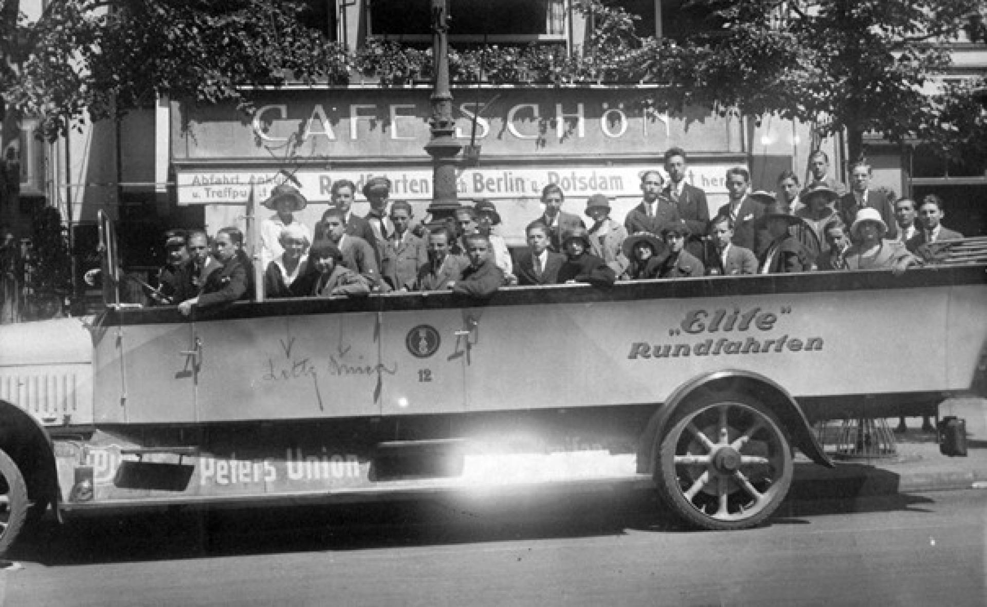 Berlin, Unter den Linden: az Omnibusz társaság nyitott városnéző autóbusza a húszas években. | Fortepan, Del Medico Imre, 1927