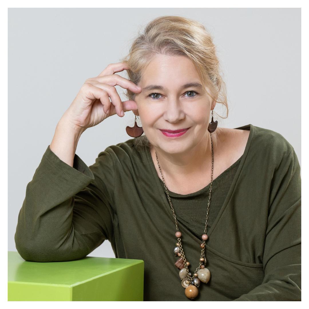 レーヴェース・エメシェ  Révész Emese