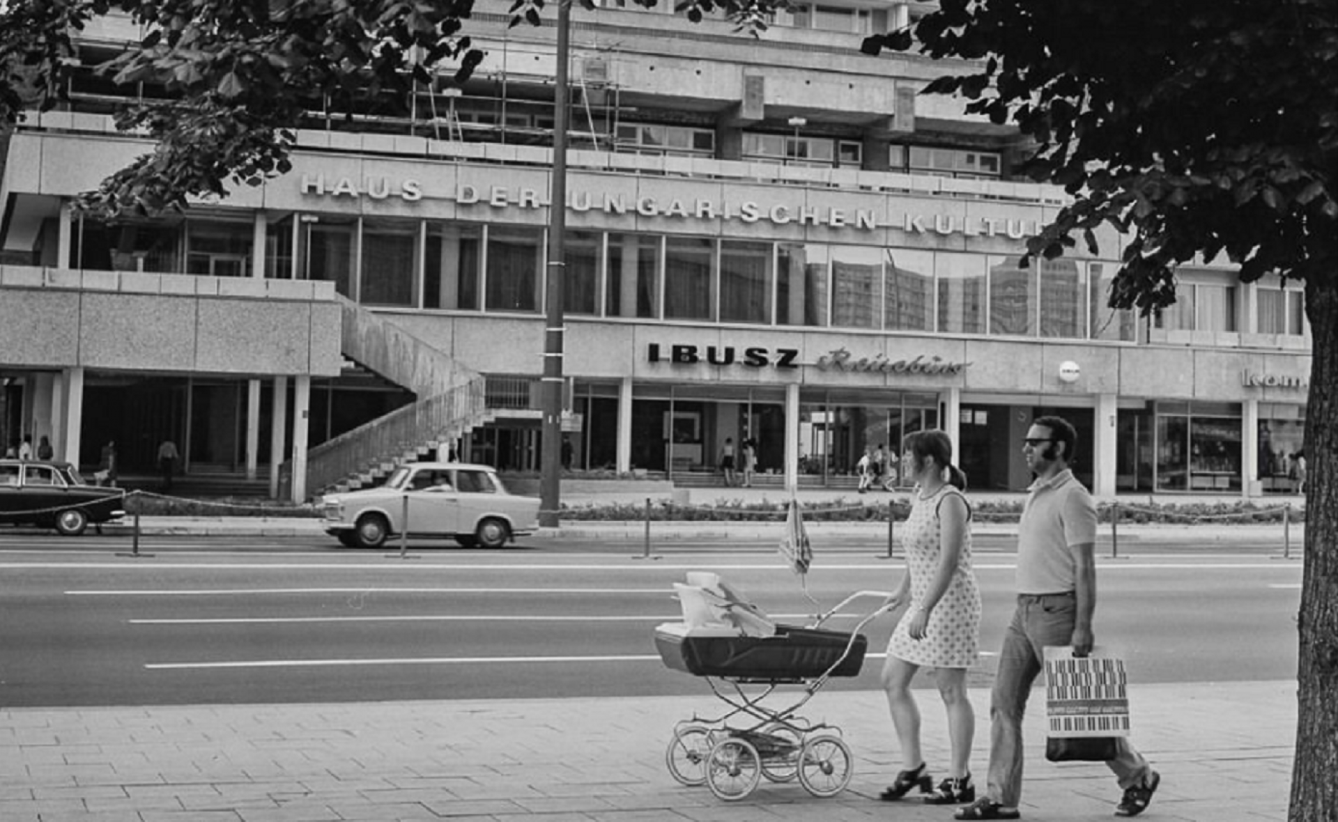 Straßenszene vor dem Haus der Ungarischen Kultur in Ost-Berlin, 1970er Jahre.