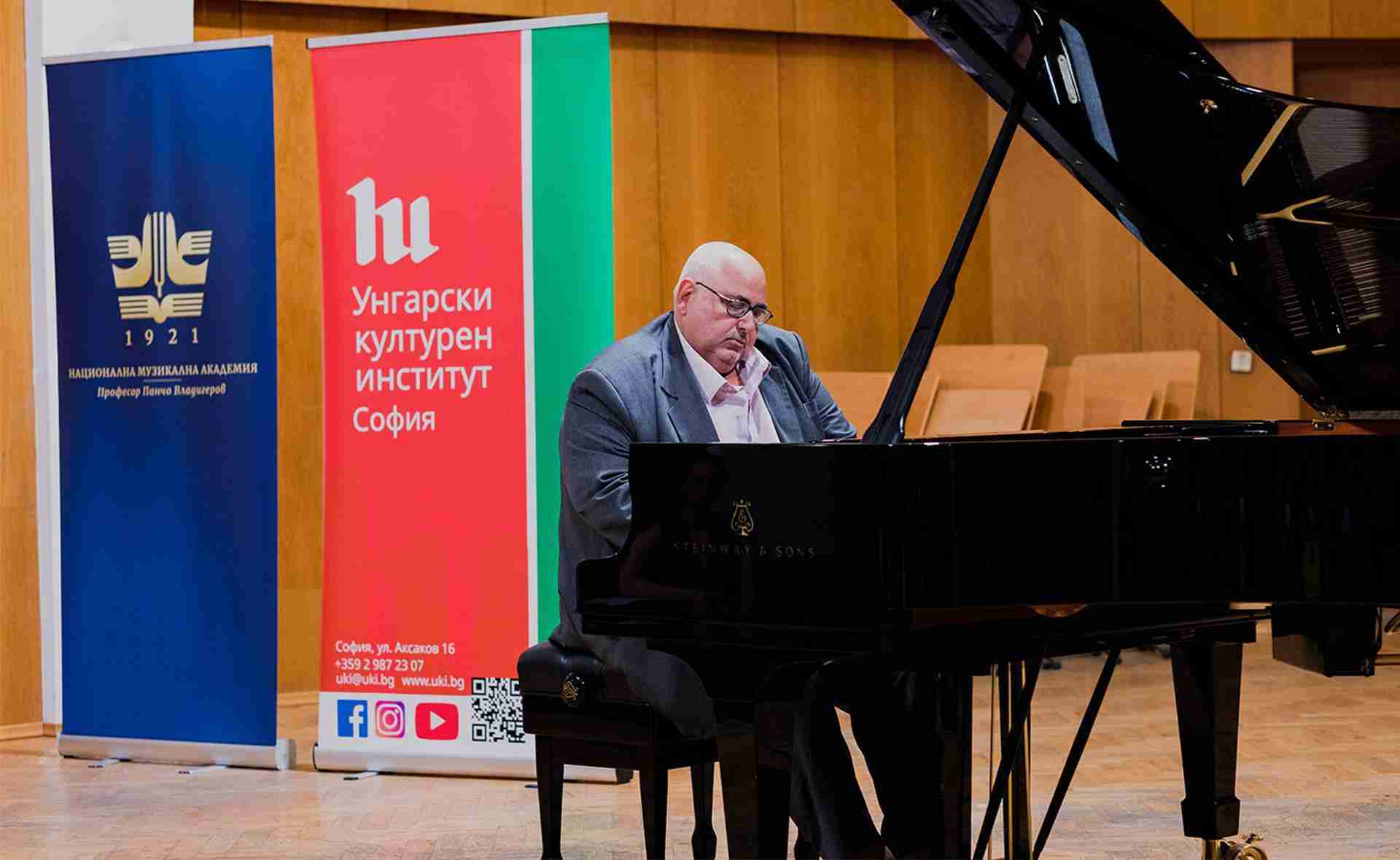 Prof. Rosztiszlav Jovcsev a X. Nemzetközi Liszt-Bartók Zongoraverseny Gálakoncertjén, 2021. június 12. Fénykép: Ivajlo Gruev