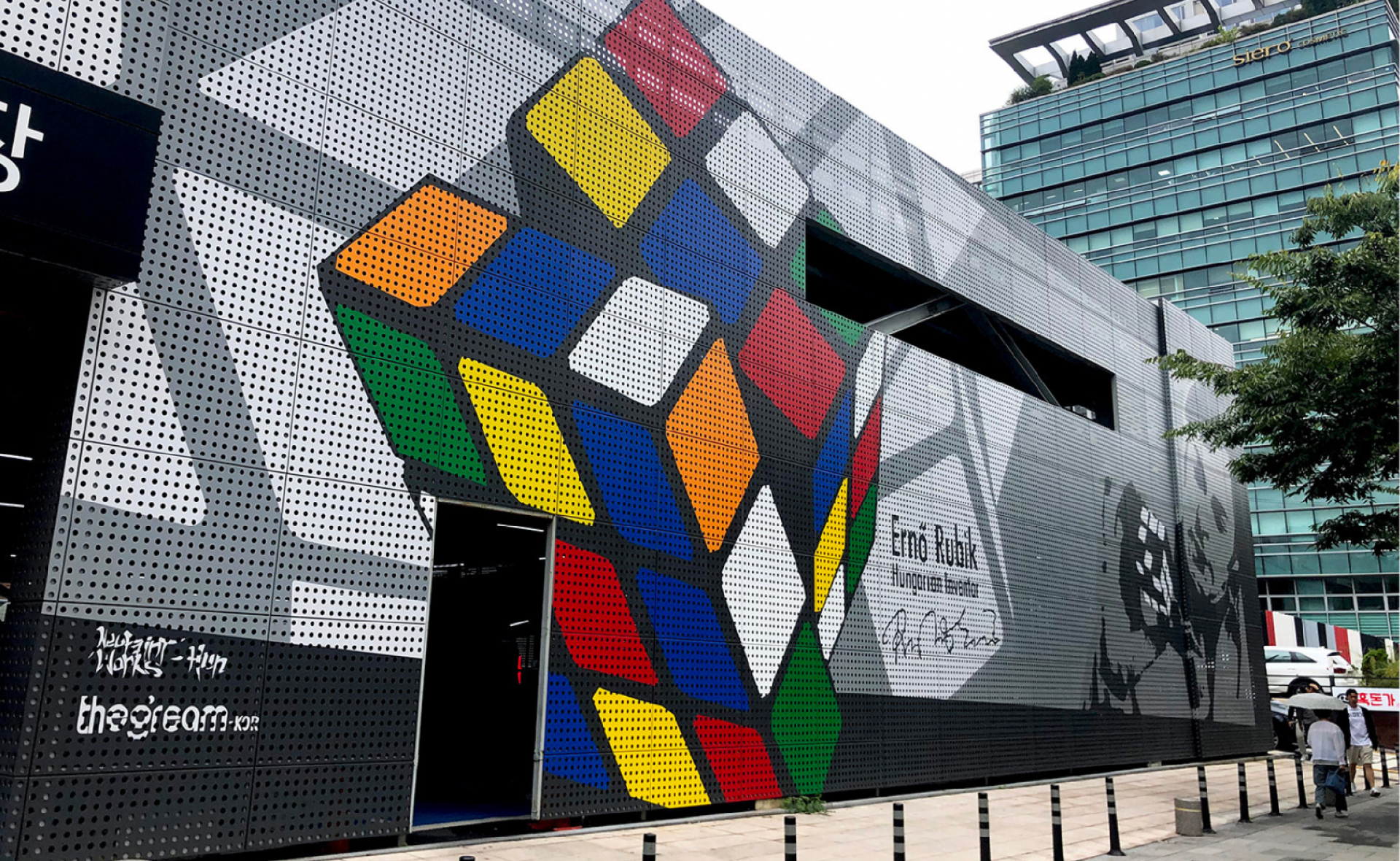 Közel 700 négyzetméteres felületen tündököl a Rubik-Kocka és feltalálója Szöul belvárosában
