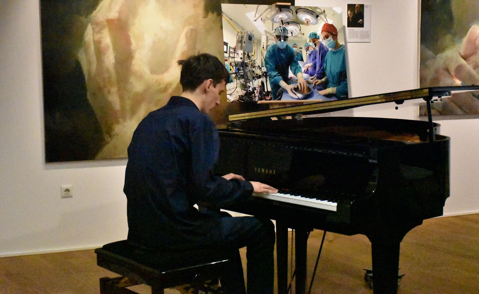 A 20 éves Antonio Brzaj, a spliti Művészeti Akadémia hallgatója egy Liszt zongoraművet adott elő a megnyitón