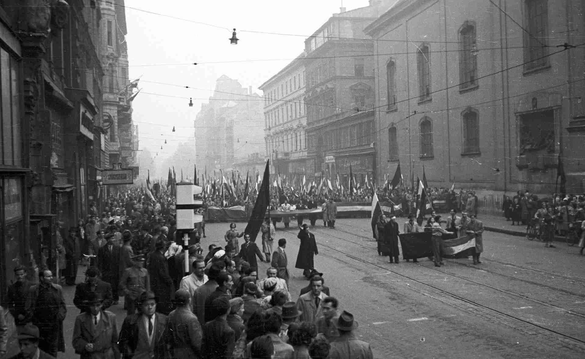 Kossuth Lajos utca a Ferenciek tere felől nézve. 1956.október25-e délután - Fortepan_24652