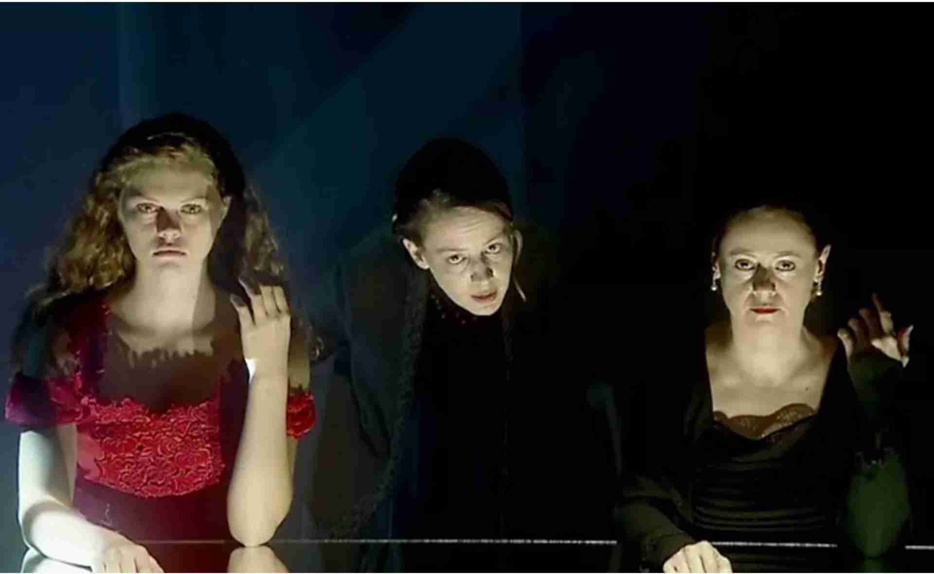 Хана Келемен, Дора Какаши и Ева Ботош в спектакъла "В една прегръдка да потъна" (фото: Театър Мадач)