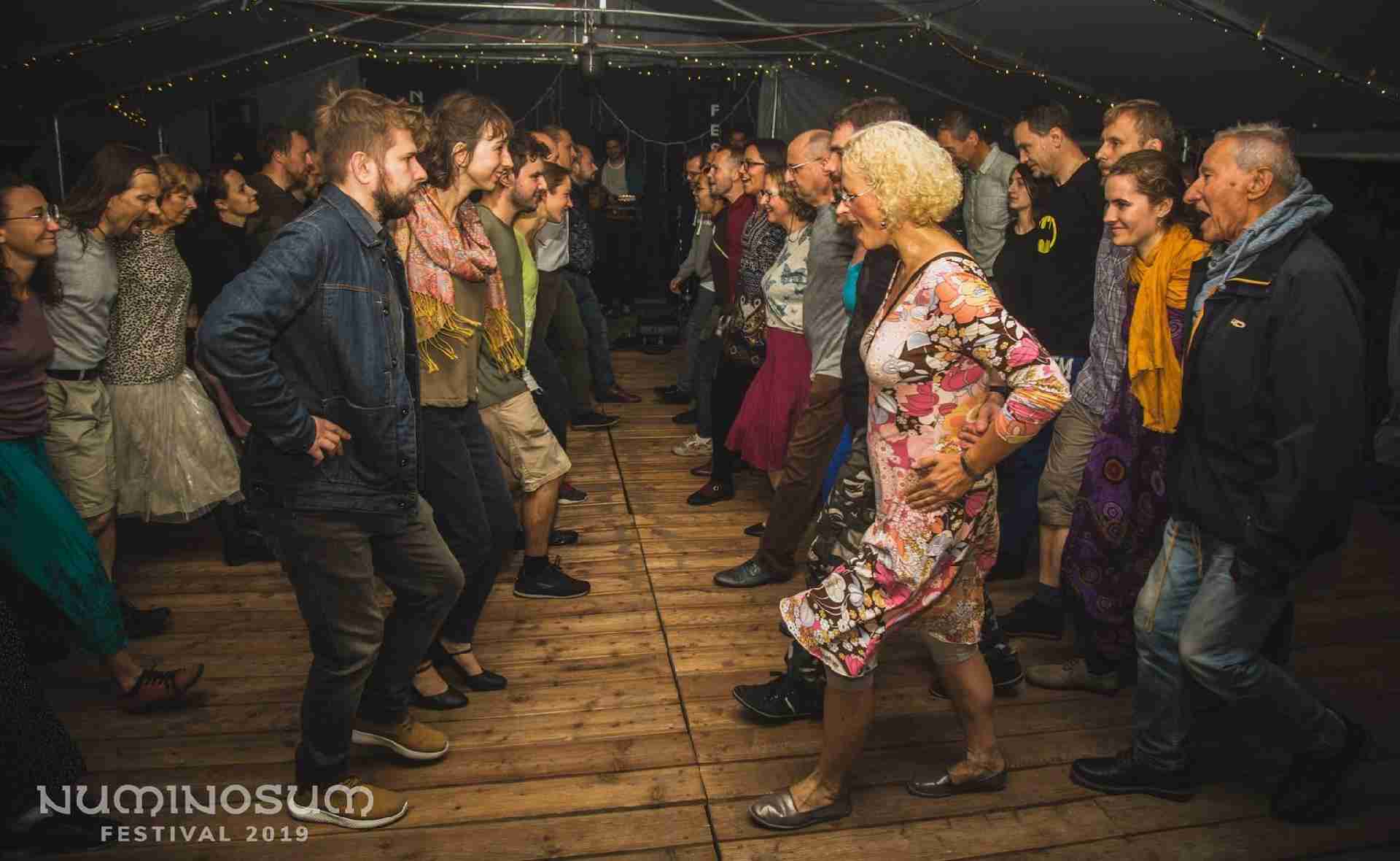 Ansambel Borsa tantsutuba 2019. a festivalil Numinosum Poolas