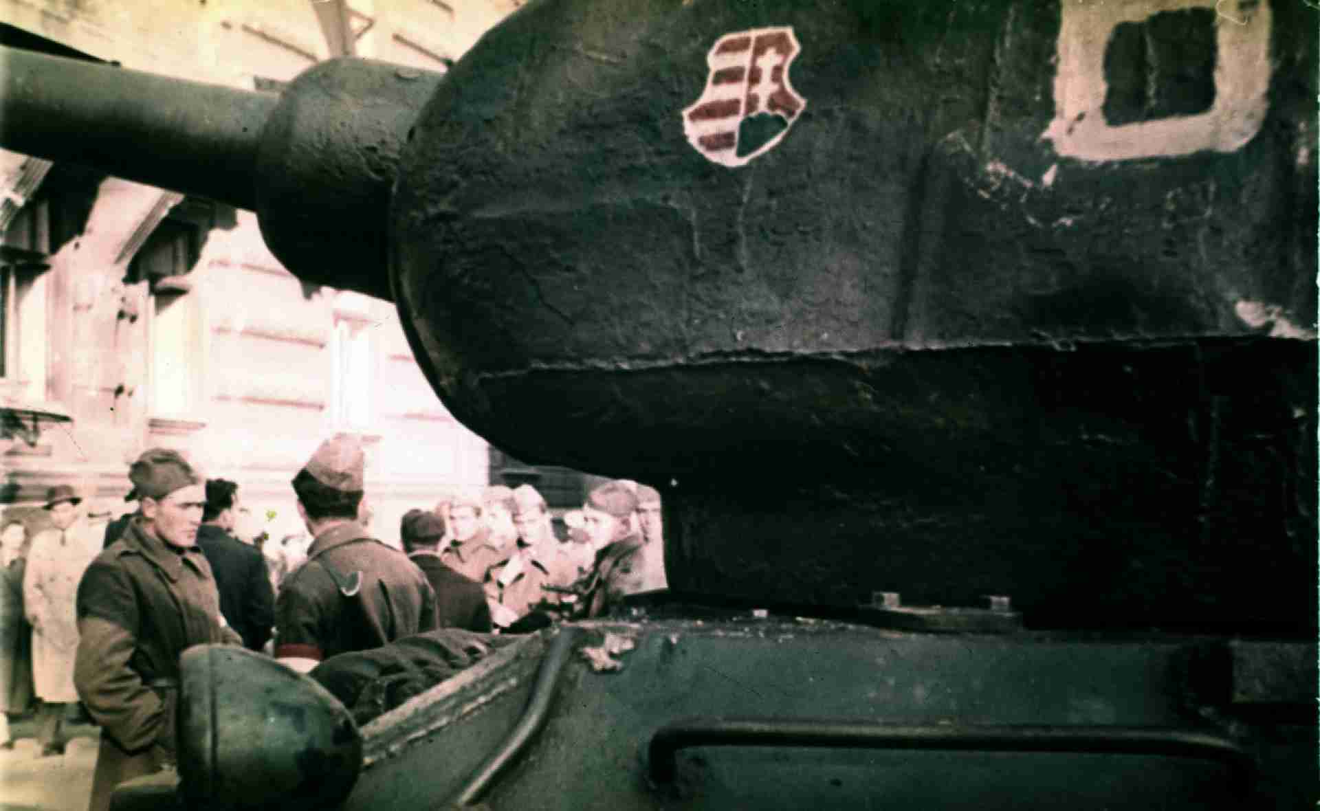 Panzerwagen der Aufständischen mit dem Kossuth-Wappen © Fortepan / Ádám Klausz