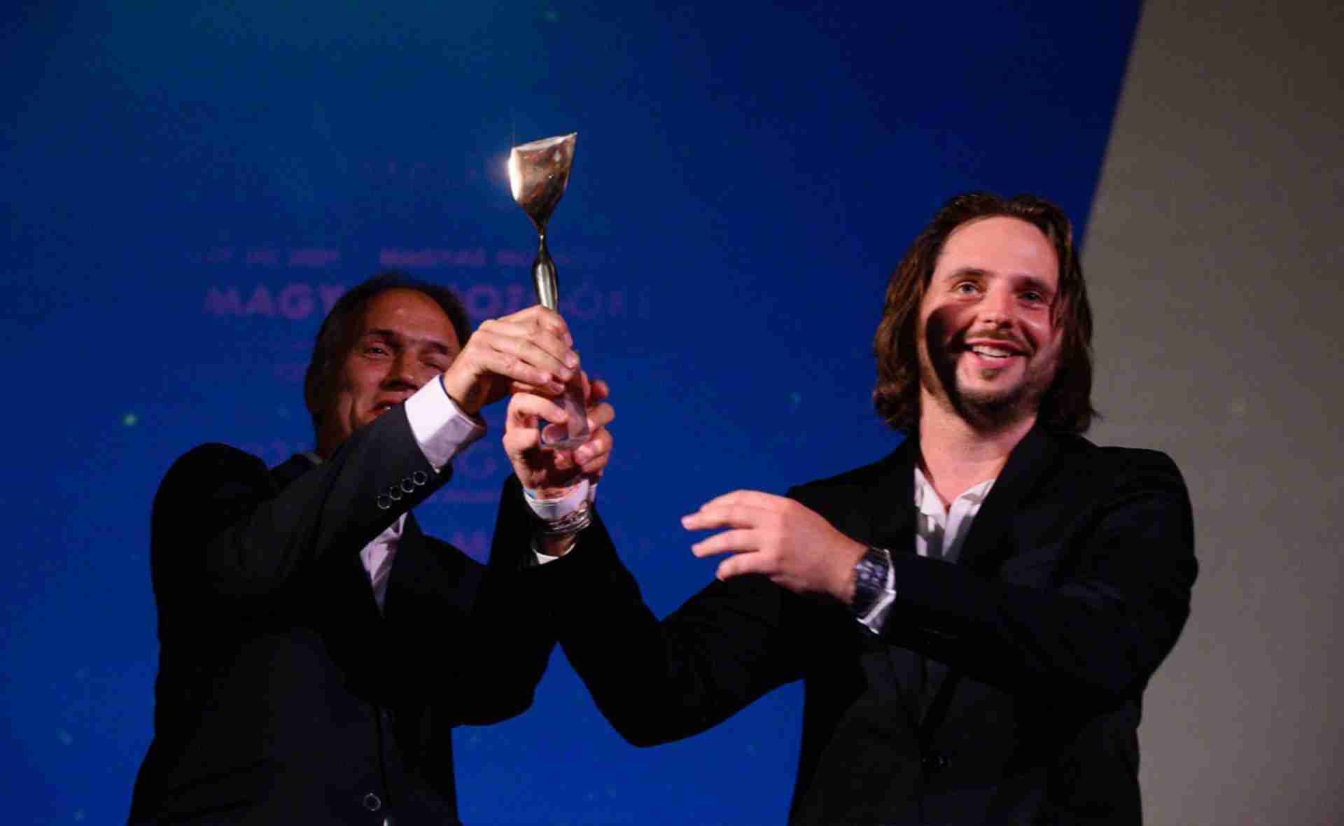 Режисьорите Золтан Удварди и Давид Геци с наградата за най-добър късометражен документален филм, присъдена им за „Геноцид в Пожонлигетфалу“.
