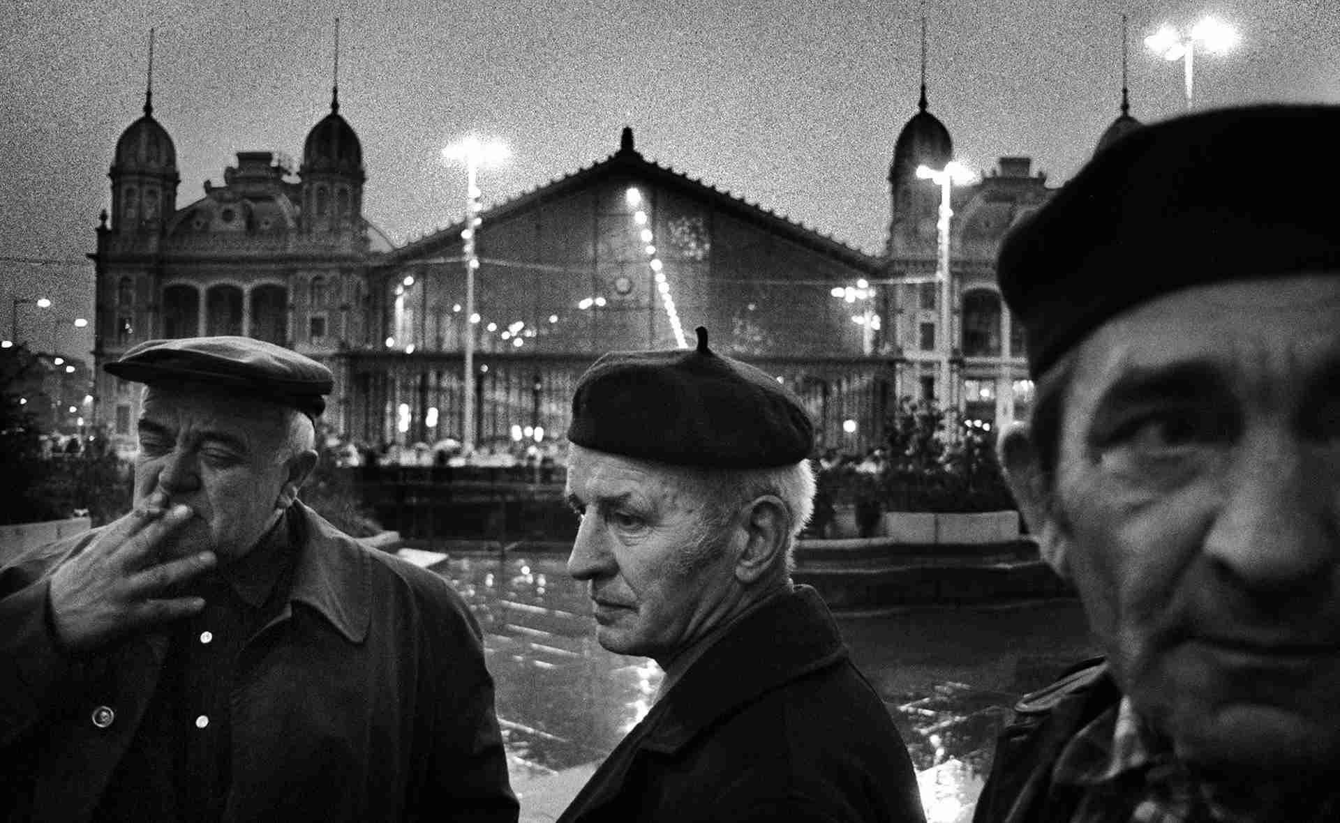 Péter Korniss : Devant la gare de l'Ouest (1984)